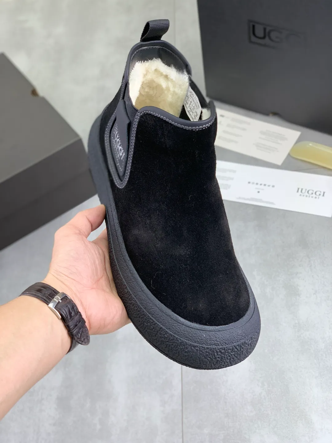Men's men's shoes 💰P560 New arrival 🆕🆕🆕 IUGGI A pair of handsome Martin boots that want to be "welded" to the feet. Sheep fur lining is comfortable and warm. The anti-slip performance is even better. Matte cowhide with super comfortable stretch velvet. ➕Fine handmade stitching to keep your feet from freezing in the winter. Must be arranged! Perfectly interpreting the essence of Chelsea, trendy and fashionable, casual and versatile. Size: 39-44